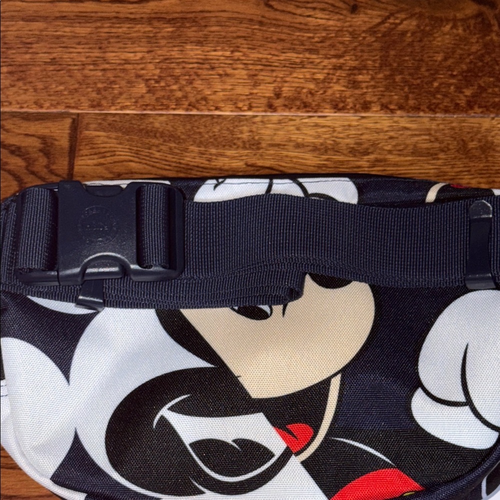 Herschel Disney Collaboration Mickey Mouse Fanny/Crossbody bag - Picture 7 of 10